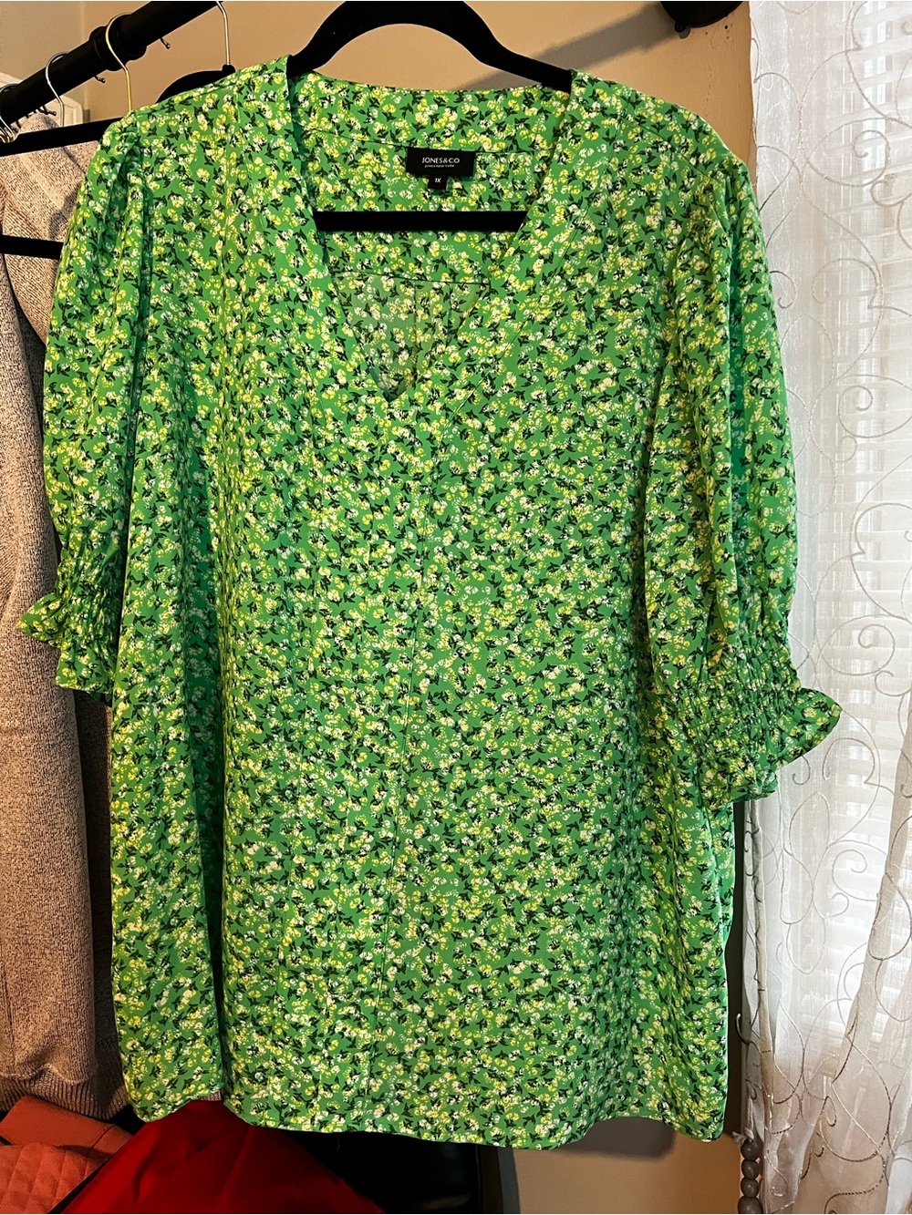 Jones New York Bright Green Floral V-Neck Ruffle Sleeve Blouse
